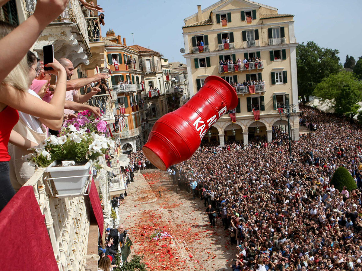 ΠΡΩΤΗ ΑΝΑΣΤΑΣΗ ΣΤΟ ΝΗΣΙ ΤΗΣ ΚΕΡΚΥΡΑΣ <br><br> ΤΟ ΕΘΙΜΟ ΡΩΝ ΜΠΟΤΗΔΩΝ