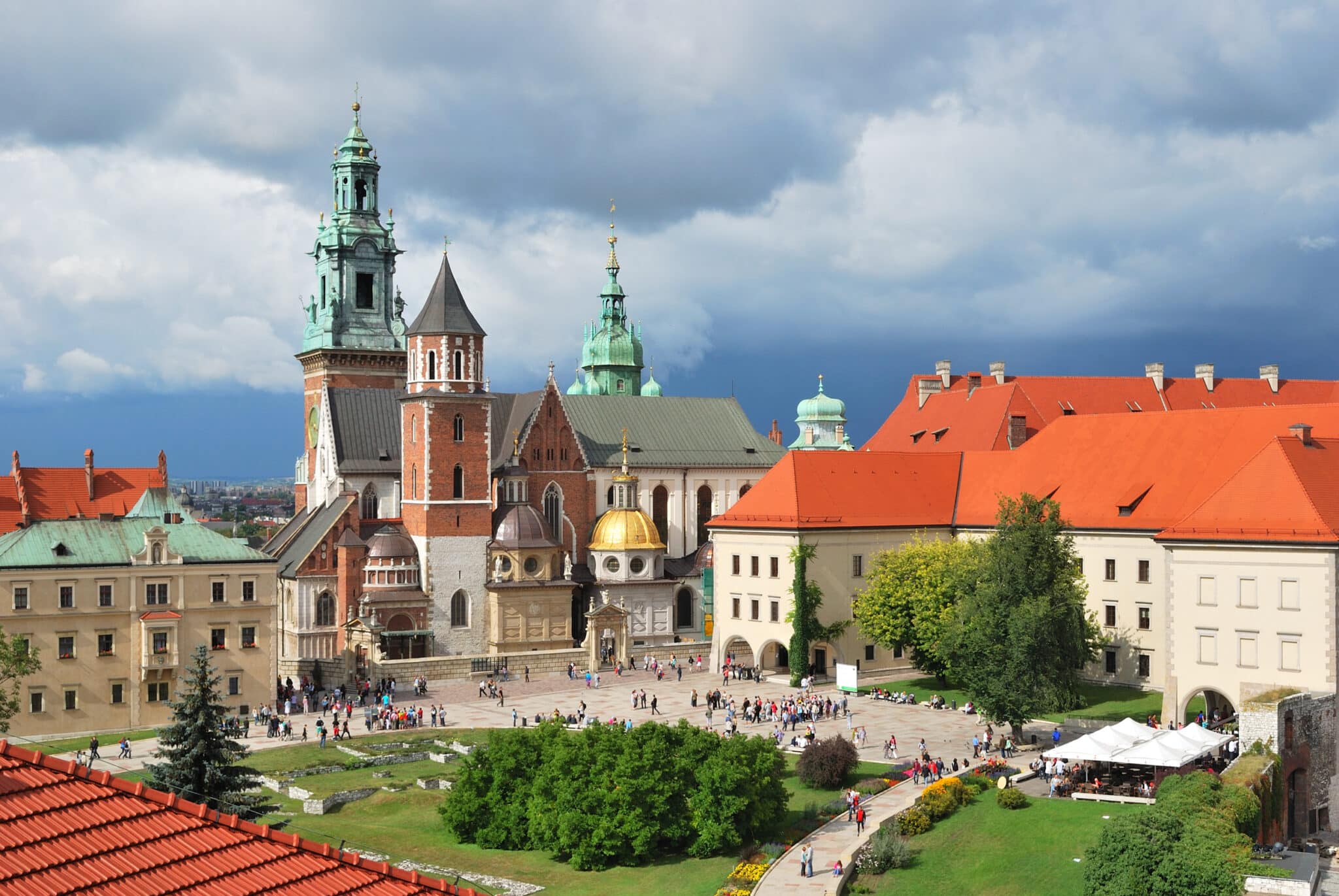 Krakow,,Poland.,Wawel,Cathedral,On,The,Background,Of,The,Stormy